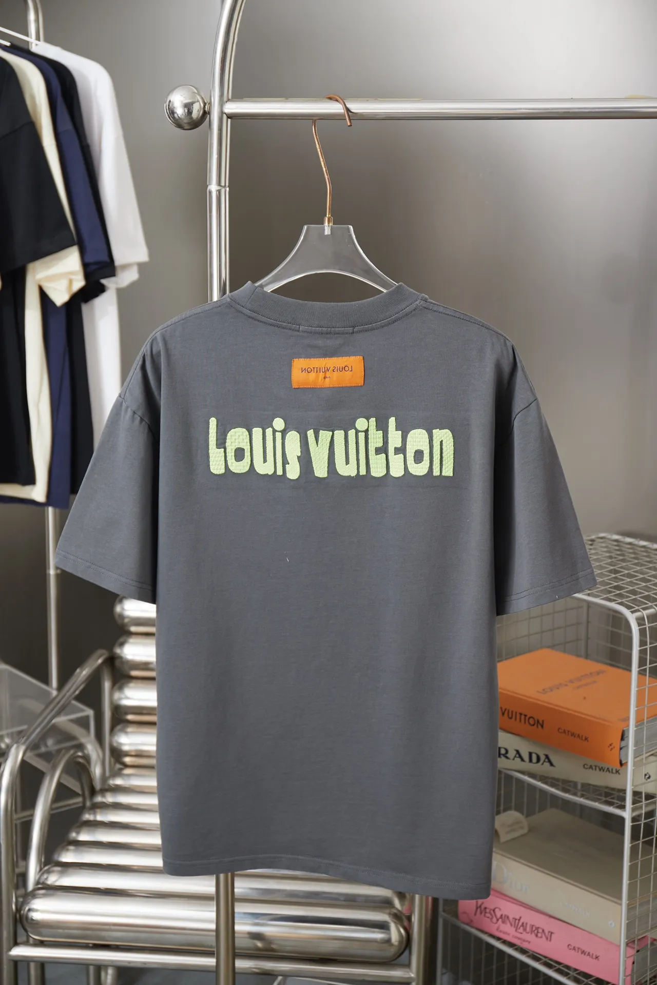 🅿️190 1V 25SS early spring new style embroidered LV letter short sleeves light luxury essential item for daily commuting for men and women Correct version Welcome to compare Detailed features · 320g 100% pure cotton double yarn jersey fabric · Special thickened 32 pieces of double-strand 1X1 thread in the same vat · Imported Tajima machine hollow show embroidery LV letter craft. Ready-made clothes are washed to make the embroidery softer · Double-needle stitching and cross-seam technology · Original main mark, washed tag, brand moisture-proof paper packaging Color: black/white/grey Size: S/M/L/XL